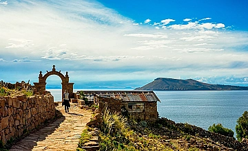 Lago Titicaca en Puno: mirador con camino y vista panoramica del lago
