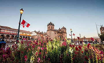 Jardines y flores en la Plaza de Armas de Cusco con la Catedral al fondo