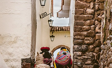 Calle 7 Culebras en Cusco (San Blas): callejon historico con muros de piedra