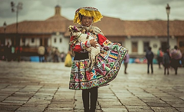 Cusco: vestimenta tipica andina en la plaza principal, cultura local