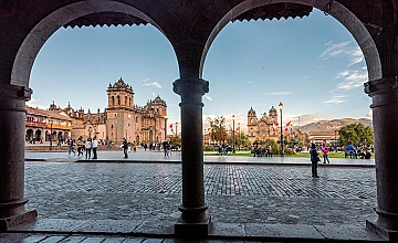 Arcos de Cusco con vista a la Plaza de Armas y la Catedral, centro historico