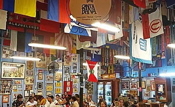 Interior del bar Canta Rana en Barranco, Lima, con banderines, fotos y decoración tradicional peruana