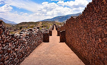 Pikillacta en el Valle Sur de Cusco: pasadizos y muros de piedra del complejo