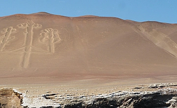 Candelabro de Paracas en Peru, geoglifo frente al mar
