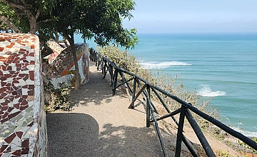 Camino costero en Lima con vista al oceano Pacífico y acantilados