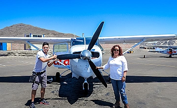 Viajeros junto a avioneta para sobrevuelo de las Líneas de Nazca en Peru