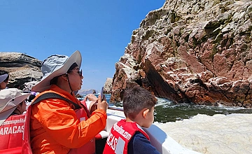 Excursión en bote a Islas Ballestas desde Paracas, viajeros en tour marino Peru