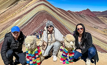 Tour Montaña 7 Colores en Cusco: clientes con alpacas y vista panorámica de la Cordillera de colores