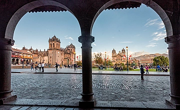 Plaza de Armas de Cusco vista desde los arcos, Catedral al fondo