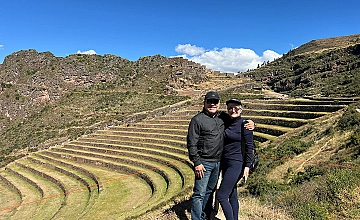 Pisac en Cusco: viajeros visitando las terrazas incas del Valle Sagrado