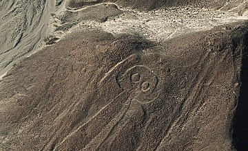 Nazca, Peru: geoglifo en el desierto visto desde el aire