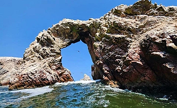 Formaciones rocosas en Paracas durante el tour a Islas Ballestas (arco natural)