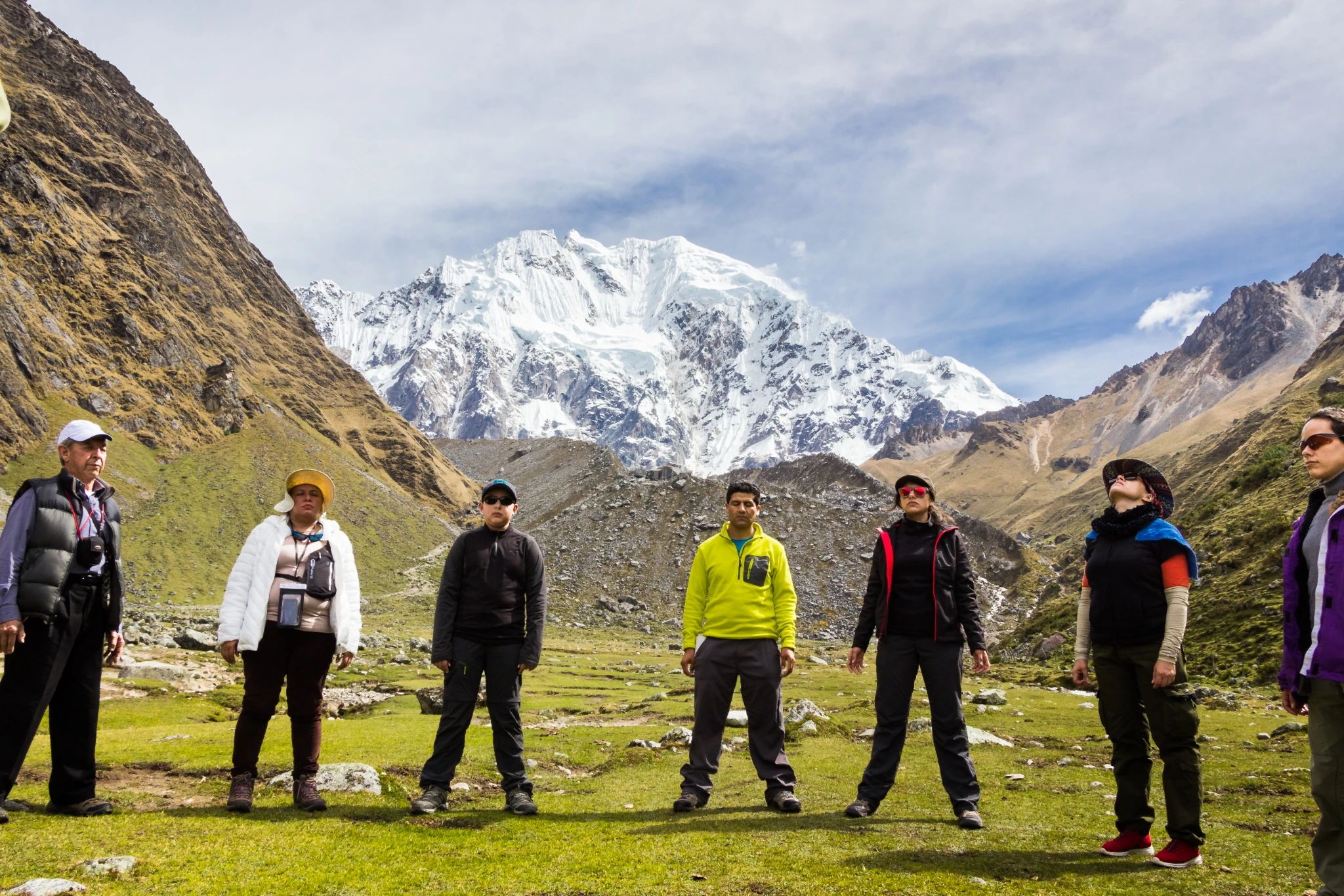 personas paradas a punto de iniciar la caminata del camino inka en cusco